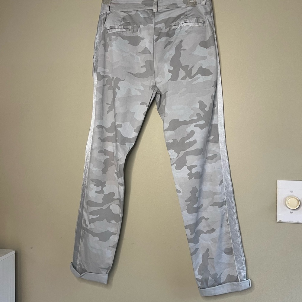 Model Off Duty Camo Pants - Picture 12 of 13